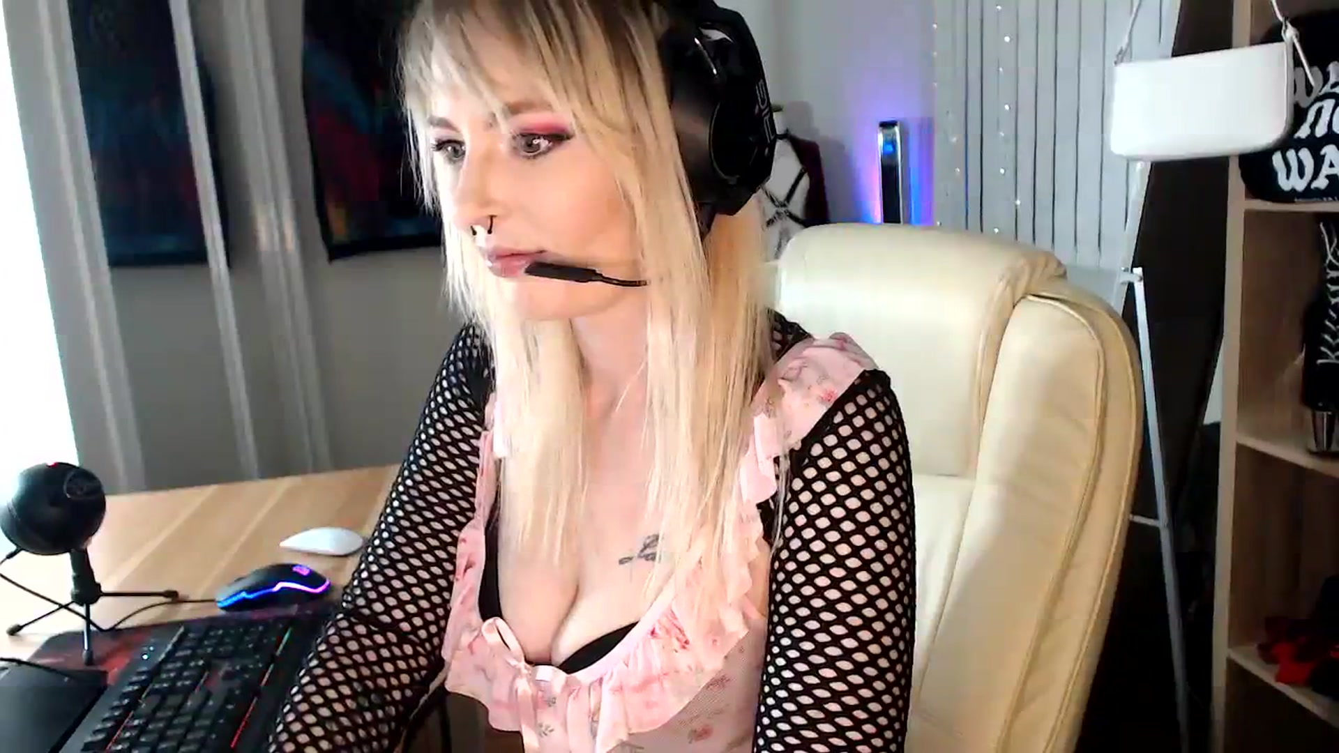 Gallery image thumbnail from Kinksta1's myfreecams stream on, 08/03/2023, 11:58 image 10 of 20