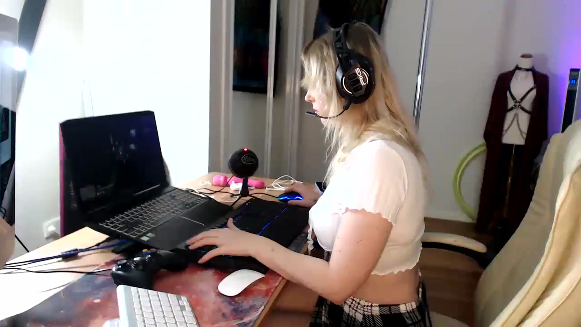 Gallery image thumbnail from Kinksta1's myfreecams stream on, 08/04/2023, 13:52 image 5 of 20