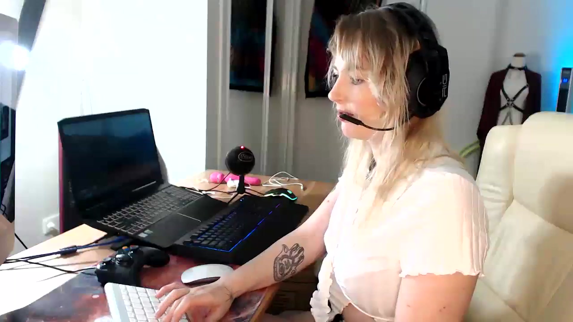 Gallery image thumbnail from Kinksta1's myfreecams stream on, 08/04/2023, 13:52 image 13 of 20