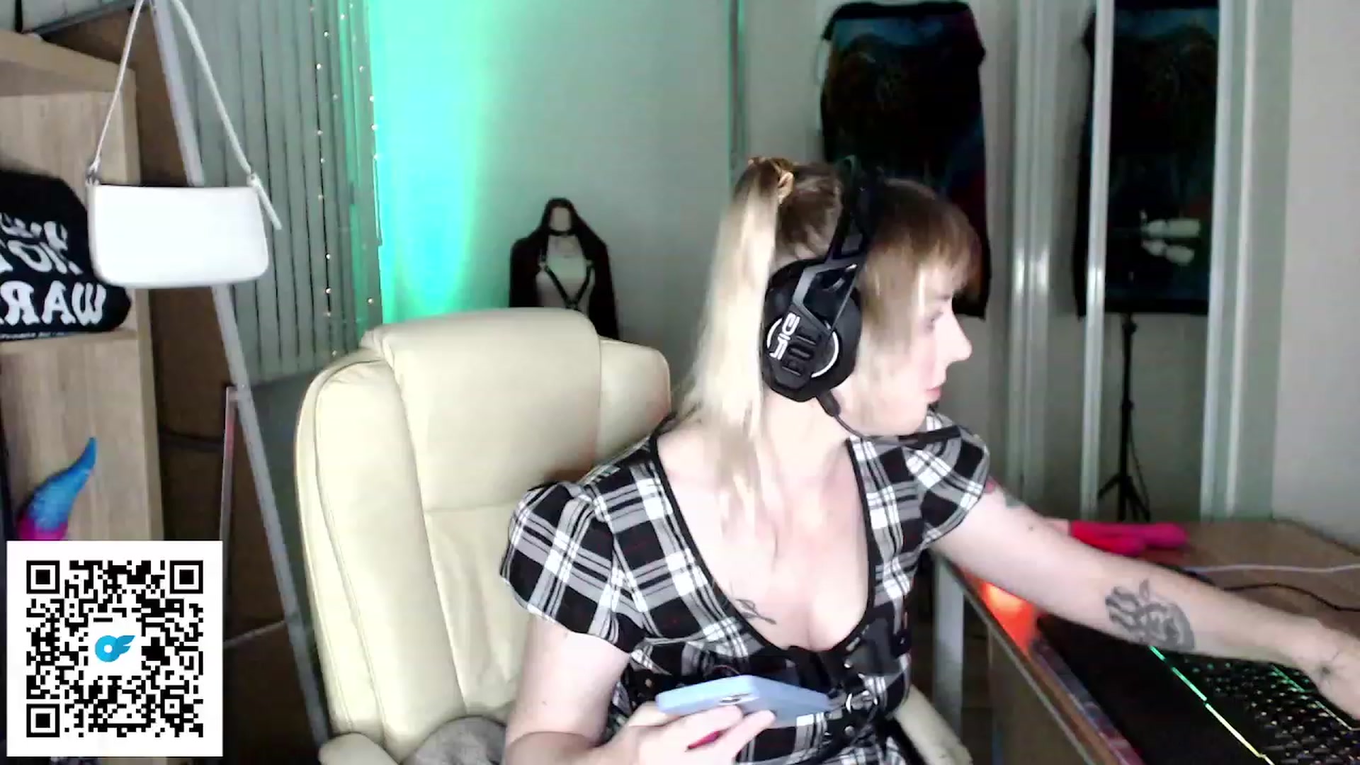 Gallery image thumbnail from Kinksta1's myfreecams stream on, 08/12/2023, 13:18 image 19 of 20
