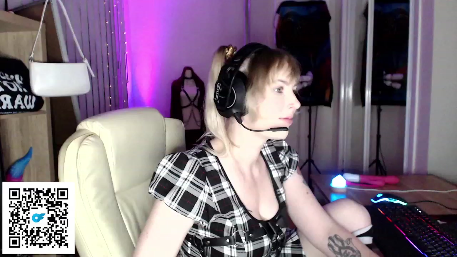 Gallery image thumbnail from Kinksta1's myfreecams stream on, 08/12/2023, 13:18 image 16 of 20