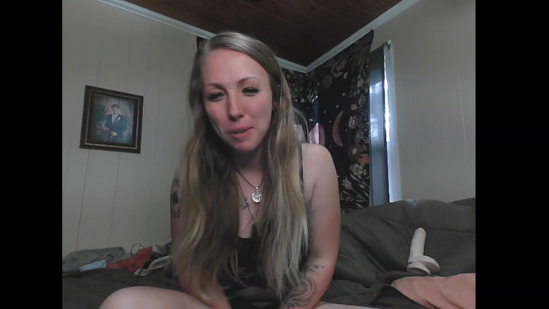 Gallery image thumbnail from KinkySapphire's myfreecams stream on, 11/22/2022, 16:44 image 13 of 20