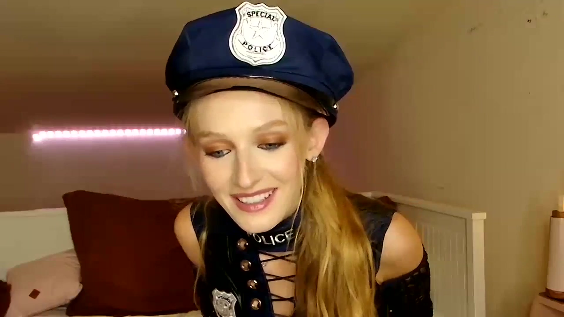 Gallery image thumbnail from Kinkywander's myfreecams stream on, 10/22/2023, 20:12 image 16 of 20