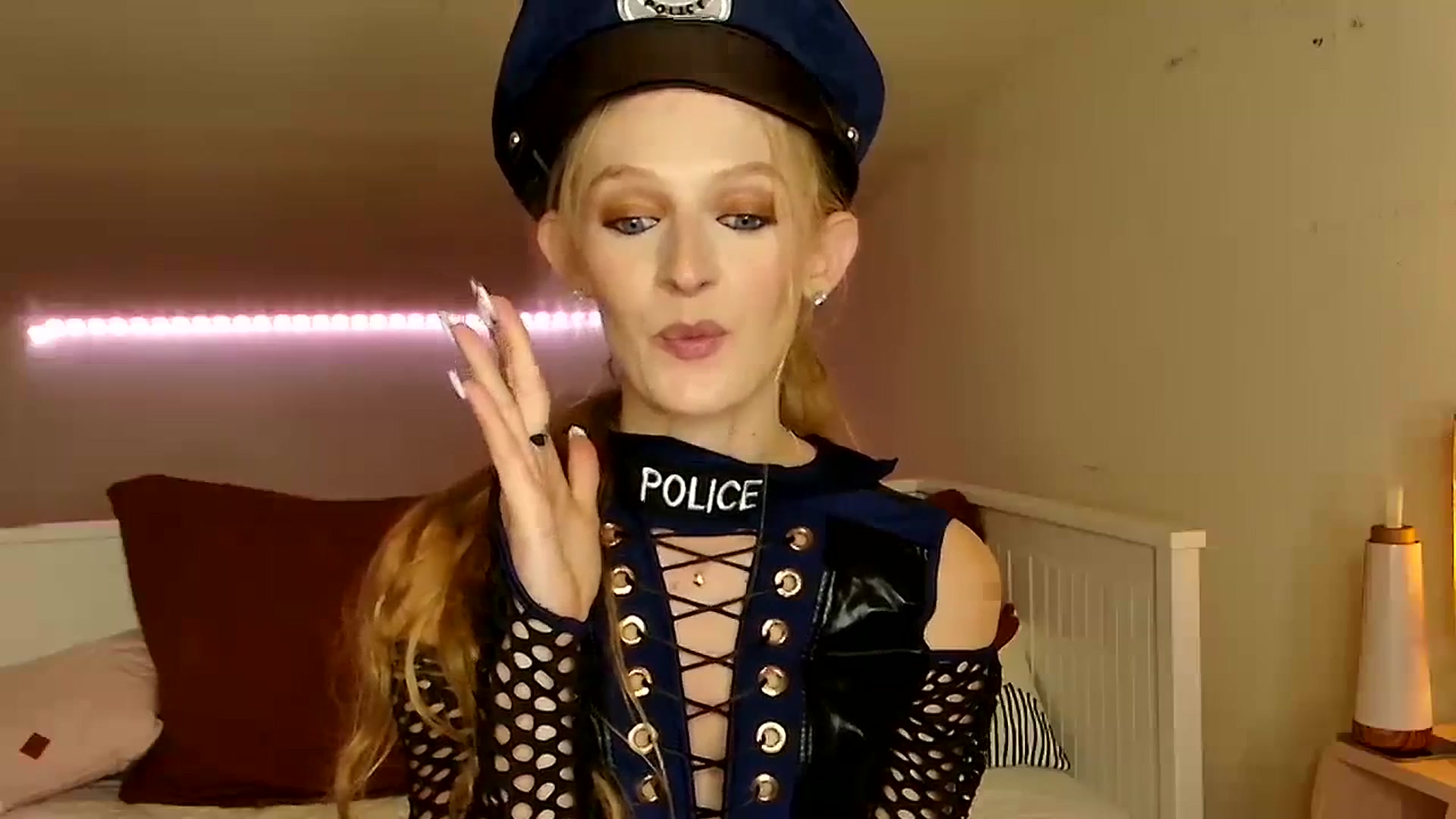 Gallery image thumbnail from Kinkywander's myfreecams stream on, 10/22/2023, 21:01 image 10 of 20