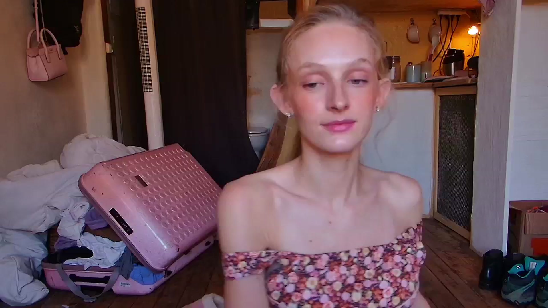 Gallery image thumbnail from Kinkywander's myfreecams stream on, 07/28/2024, 20:36 image 7 of 20