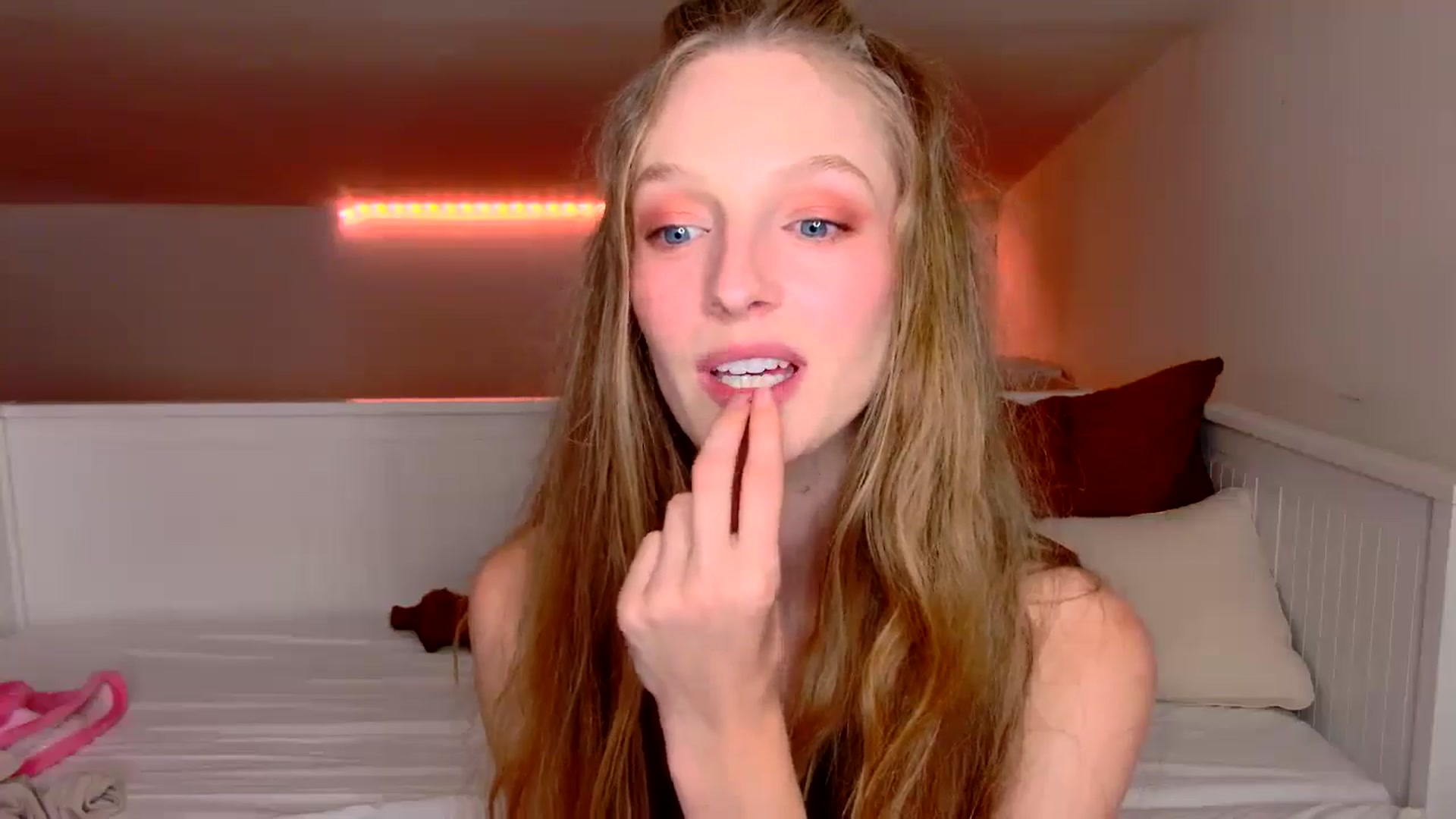 Gallery image thumbnail from Kinkywander's myfreecams stream on, 09/21/2024, 20:18 image 13 of 20