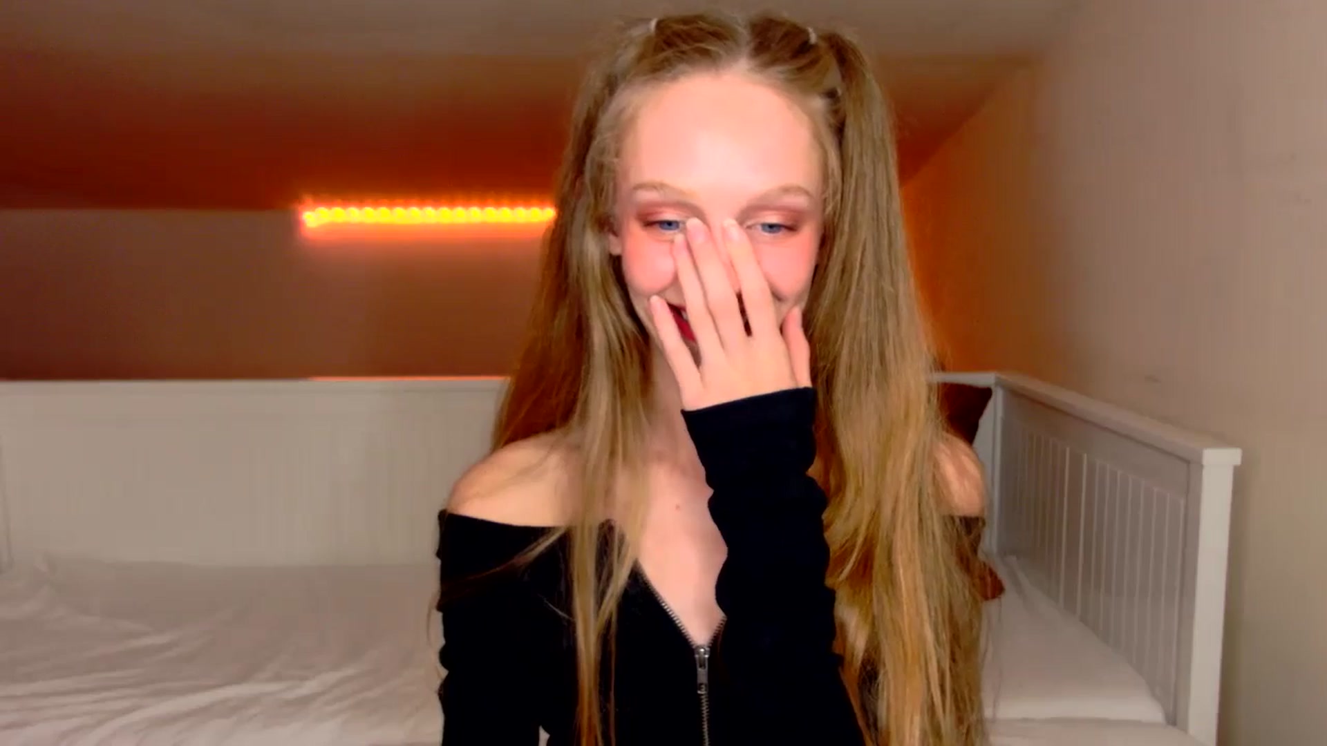 Gallery image thumbnail from Kinkywander's myfreecams stream on, 10/05/2024, 21:24 image 7 of 20
