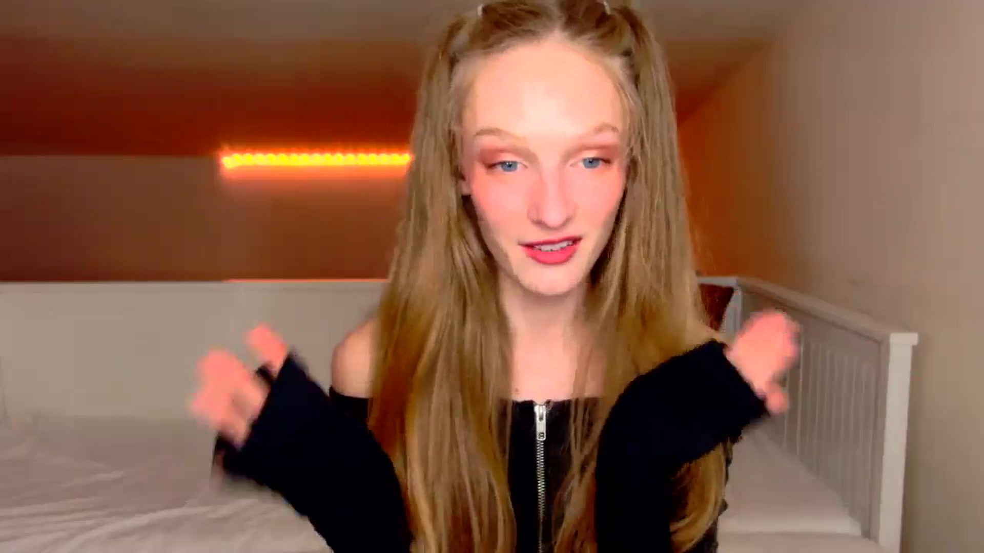 Gallery image thumbnail from Kinkywander's myfreecams stream on, 10/05/2024, 21:24 image 6 of 20