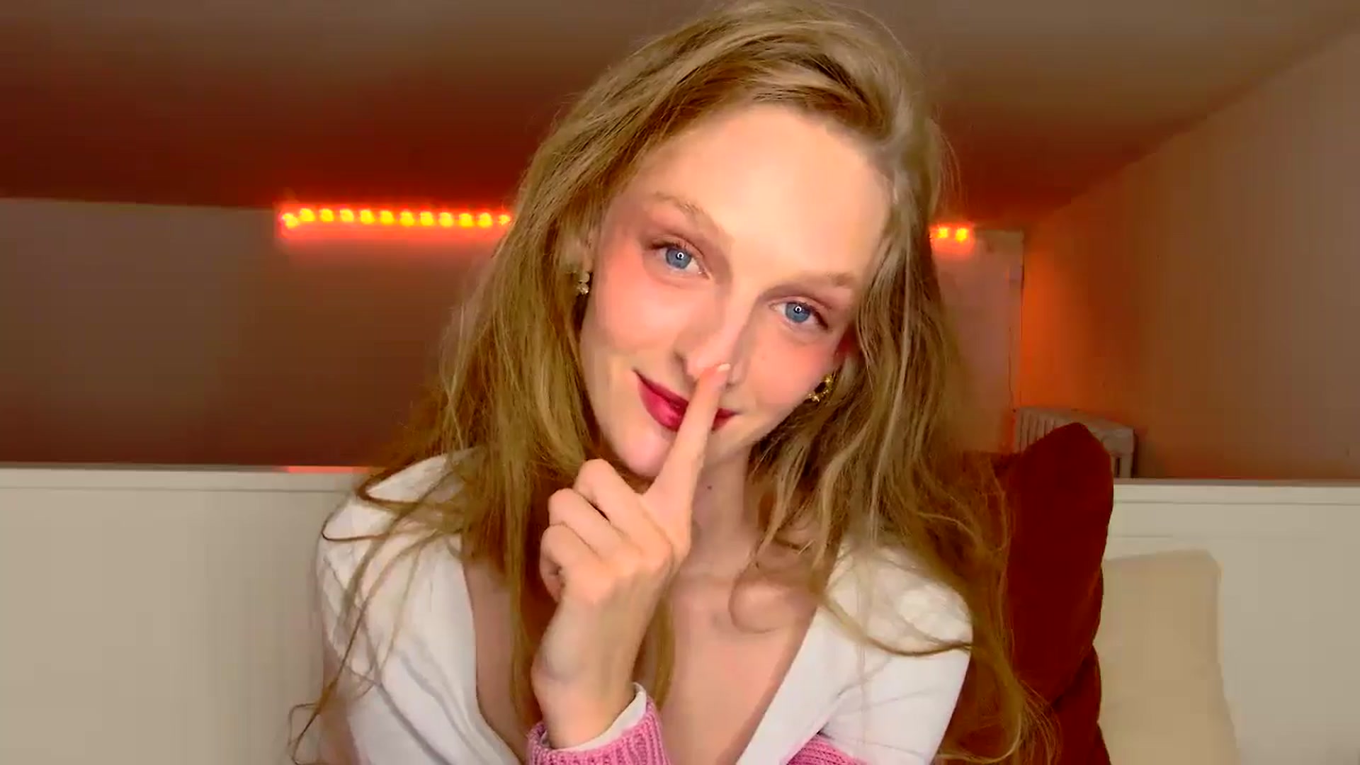 Gallery image thumbnail from Kinkywander's myfreecams stream on, 10/19/2024, 21:06 image 19 of 20