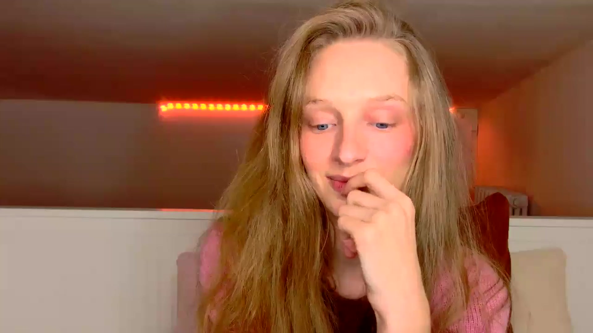 Gallery image thumbnail from Kinkywander's myfreecams stream on, 10/20/2024, 16:21 image 18 of 20