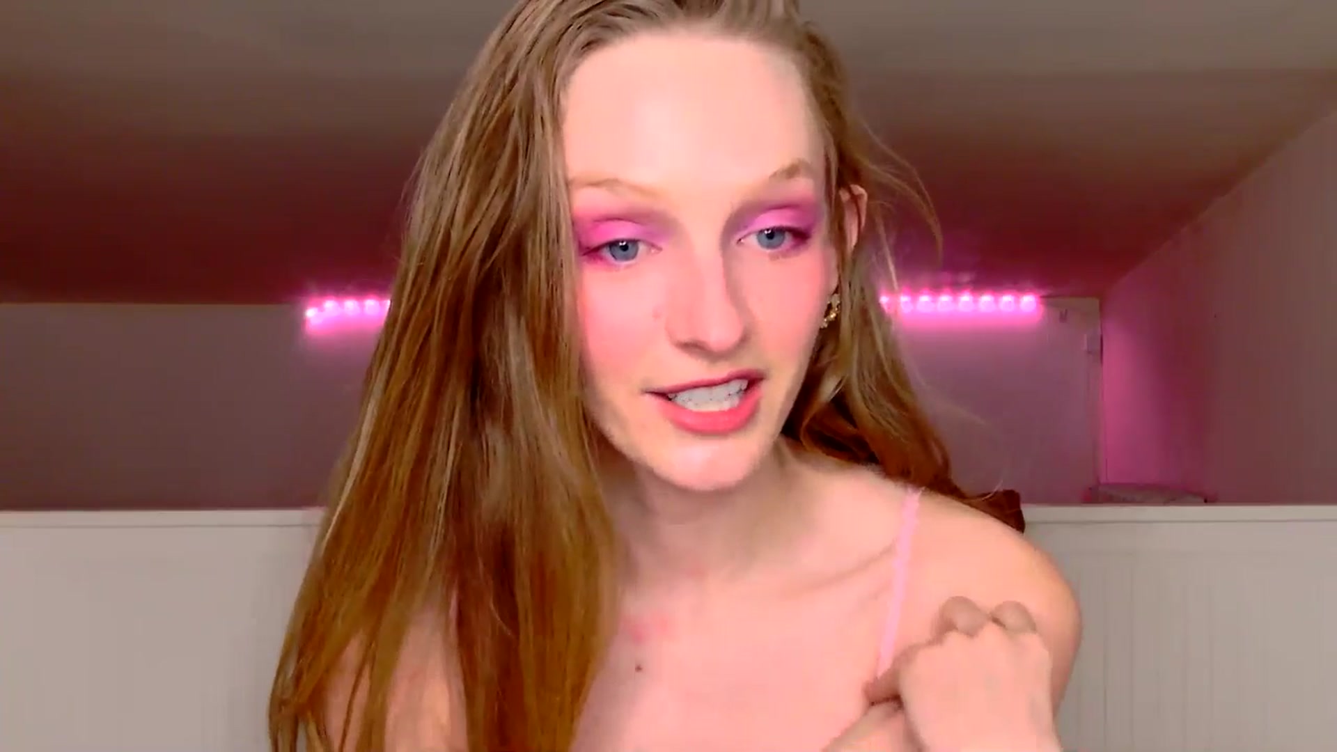 Gallery image thumbnail from Kinkywander's myfreecams stream on, 02/16/2025, 17:20 image 10 of 20