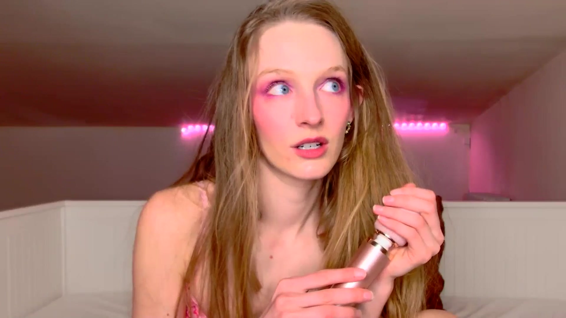 Gallery image thumbnail from Kinkywander's myfreecams stream on, 02/16/2025, 17:20 image 18 of 20