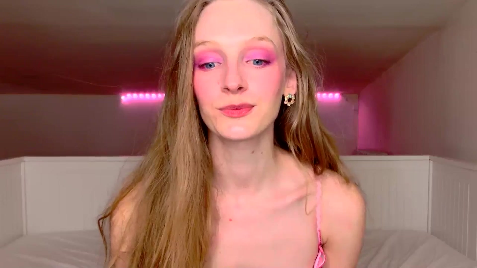Gallery image thumbnail from Kinkywander's myfreecams stream on, 02/16/2025, 17:20 image 14 of 20