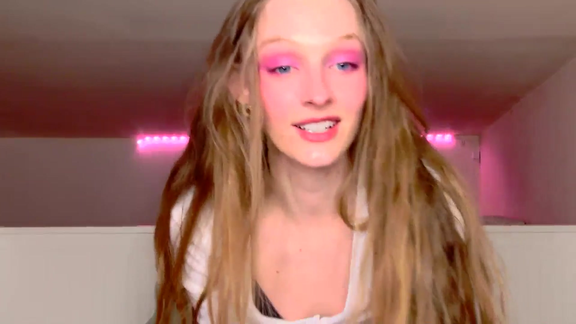 Gallery image thumbnail from Kinkywander's myfreecams stream on, 02/16/2025, 17:20 image 7 of 20