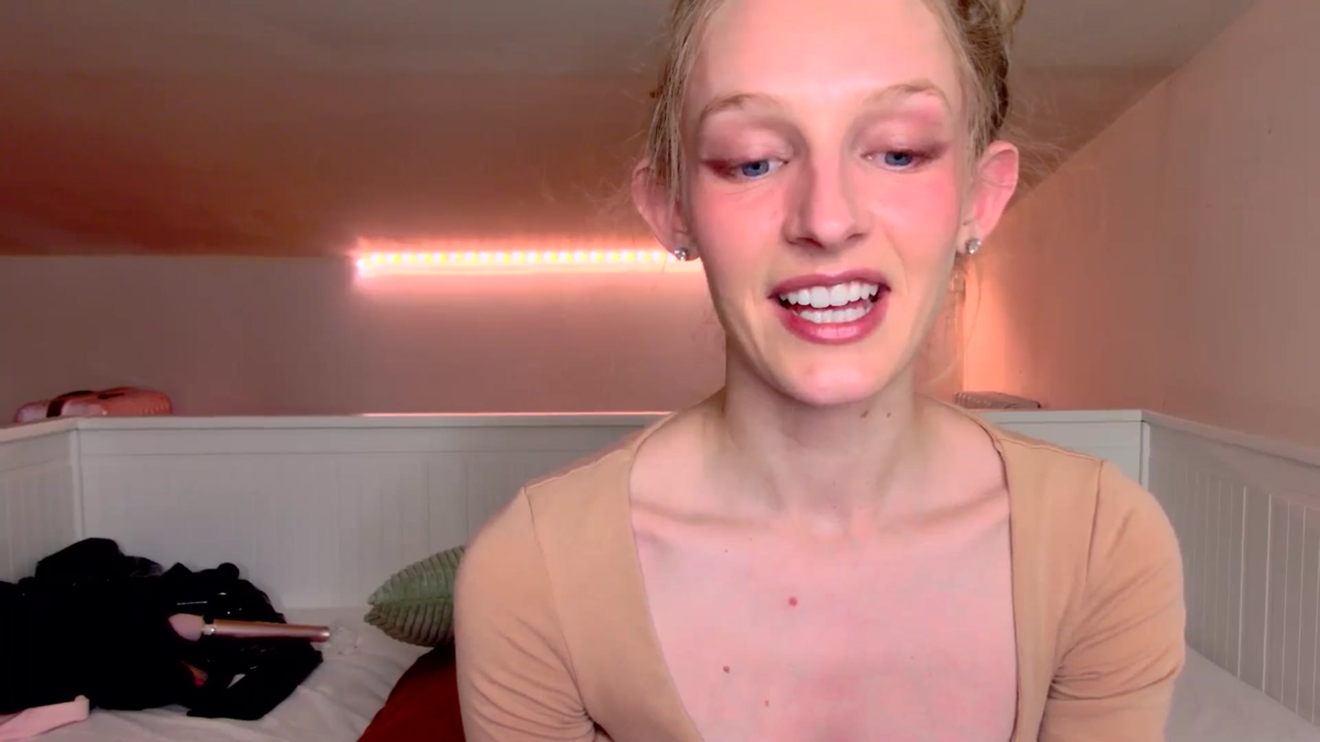 Gallery image thumbnail from Kinkywander's myfreecams stream on, 03/02/2025, 19:27 image 15 of 20