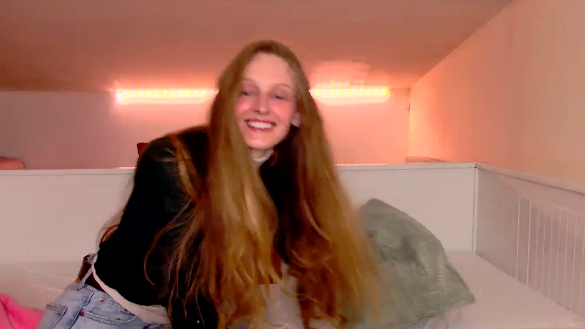 Gallery image thumbnail from Kinkywander's myfreecams stream on, 03/08/2025, 16:32 image 9 of 20