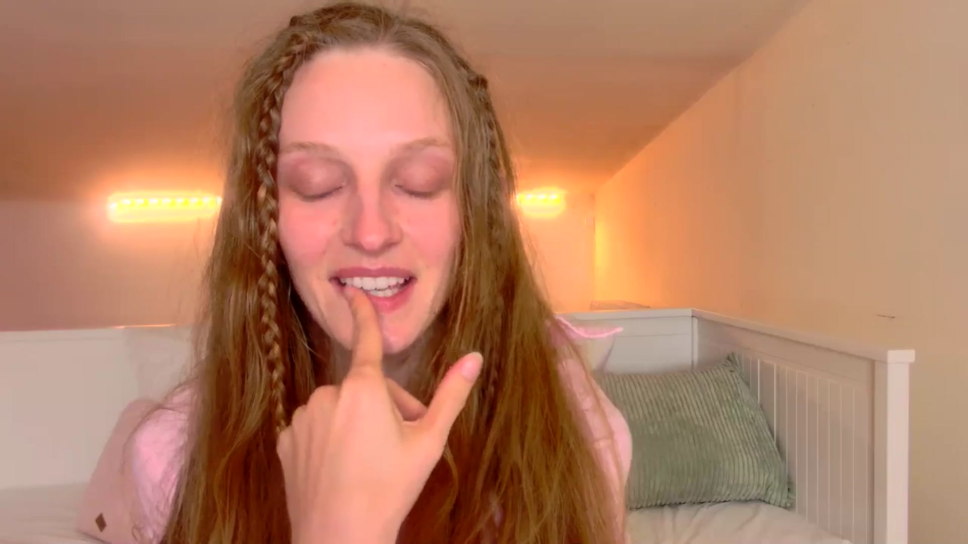 Gallery image thumbnail from Kinkywander's myfreecams stream on, 03/29/2025, 18:07 image 9 of 20