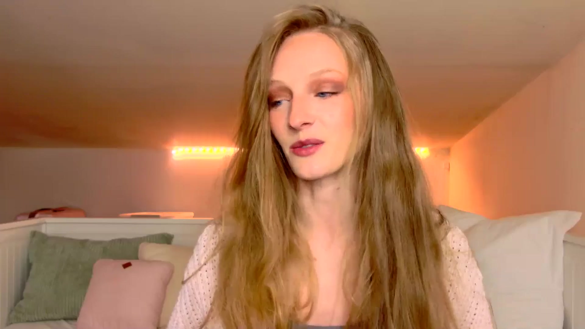 Gallery image thumbnail from Kinkywander's myfreecams stream on, 04/26/2025, 14:29 image 14 of 20