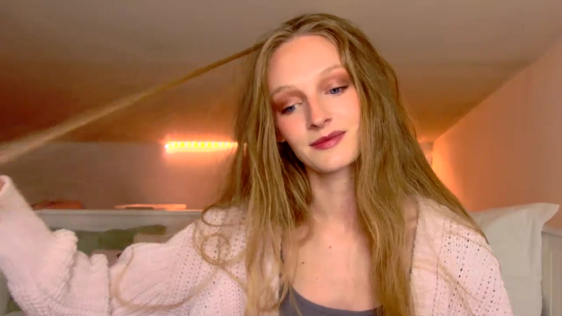Gallery image thumbnail from Kinkywander's myfreecams stream on, 04/26/2025, 14:29 image 17 of 20
