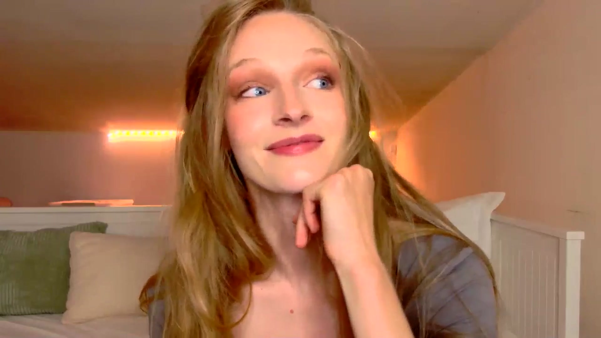 Gallery image thumbnail from Kinkywander's myfreecams stream on, 04/26/2025, 17:55 image 17 of 20