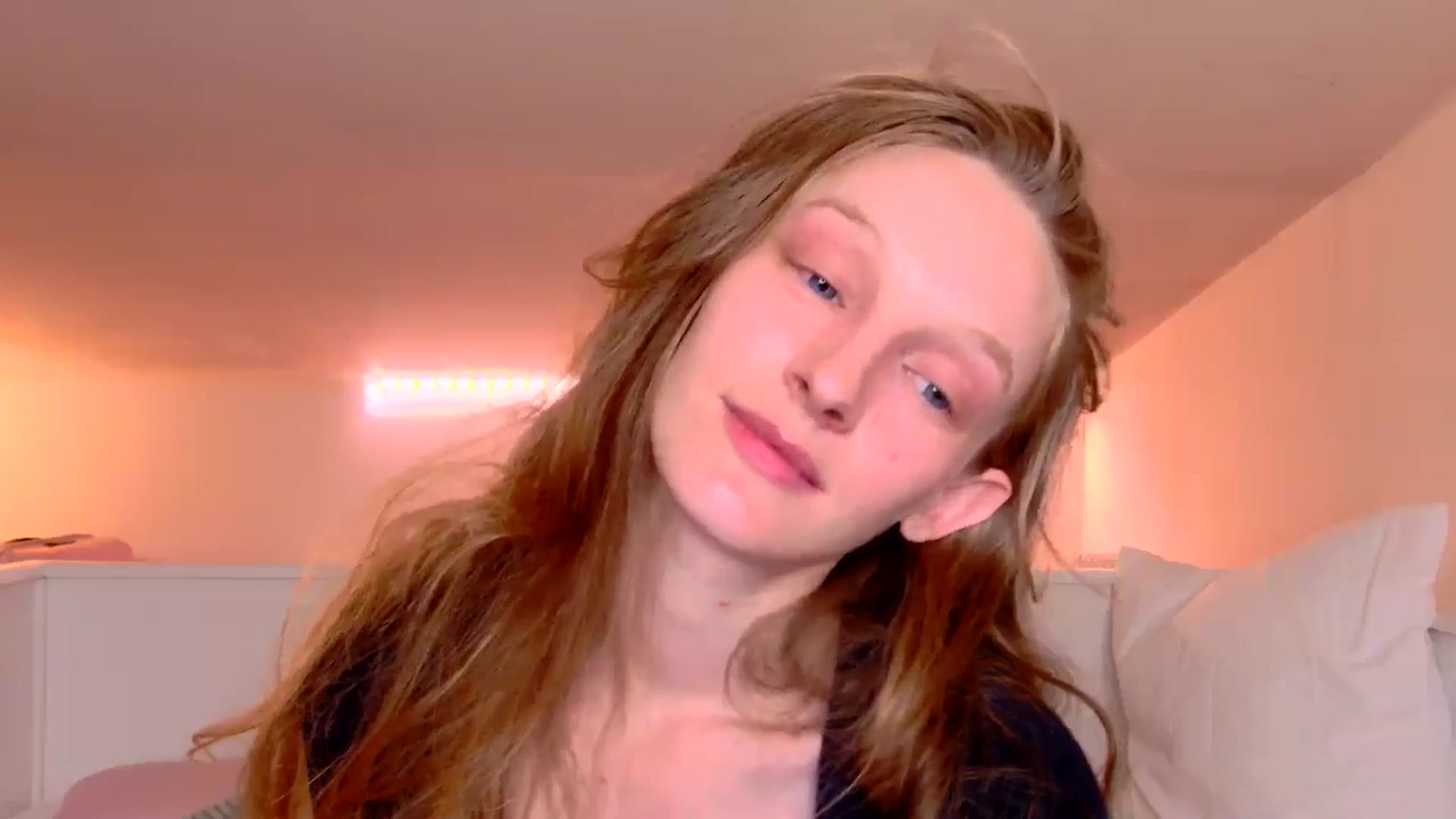 Gallery image thumbnail from Kinkywander's myfreecams stream on, 05/04/2025, 18:16 image 14 of 20