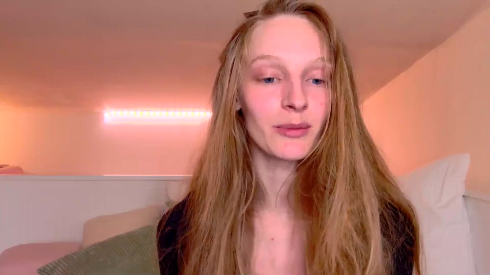 Gallery image thumbnail from Kinkywander's myfreecams stream on, 05/04/2025, 18:16 image 19 of 20