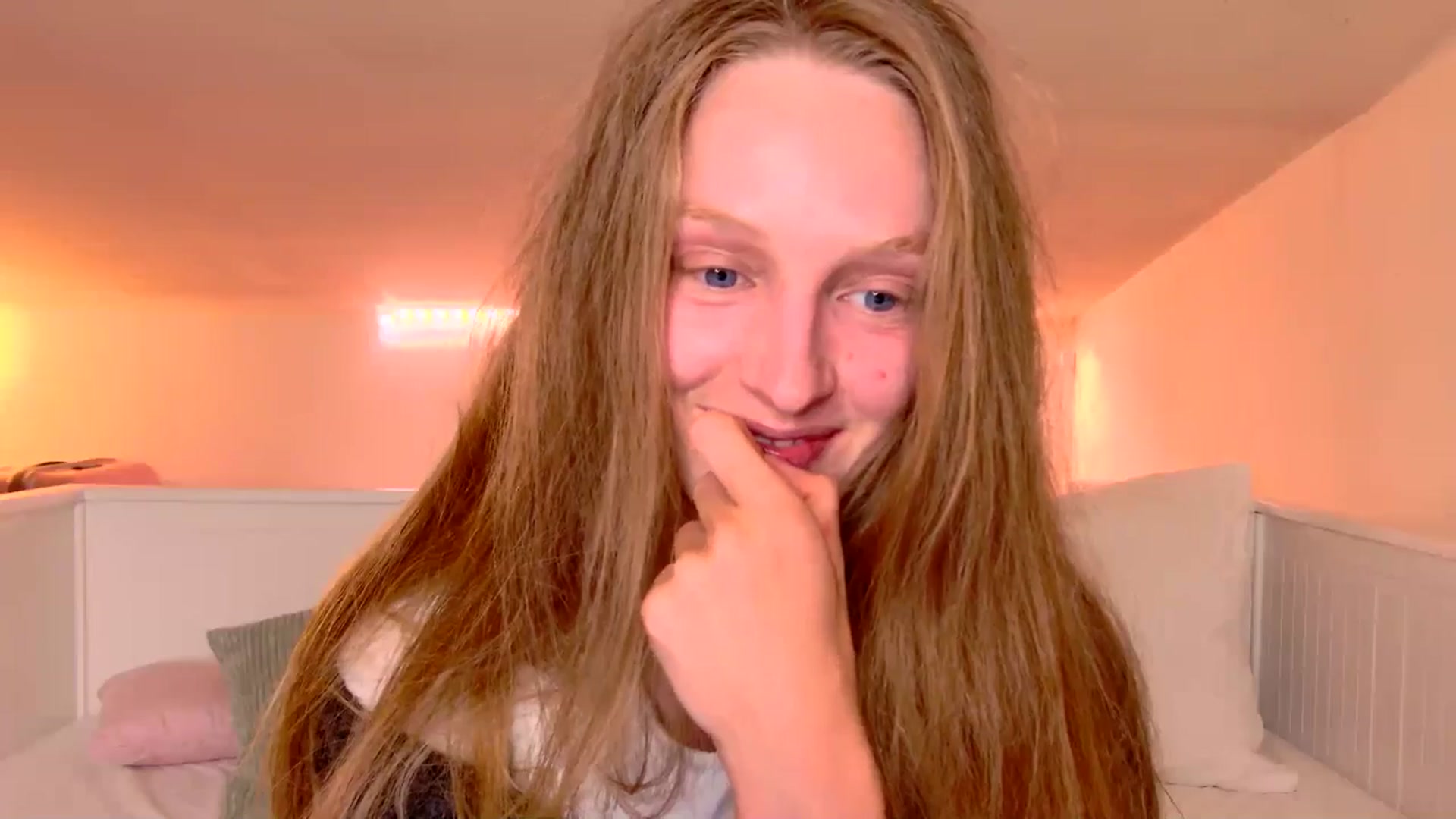 Gallery image thumbnail from Kinkywander's myfreecams stream on, 05/10/2025, 16:31 image 13 of 20