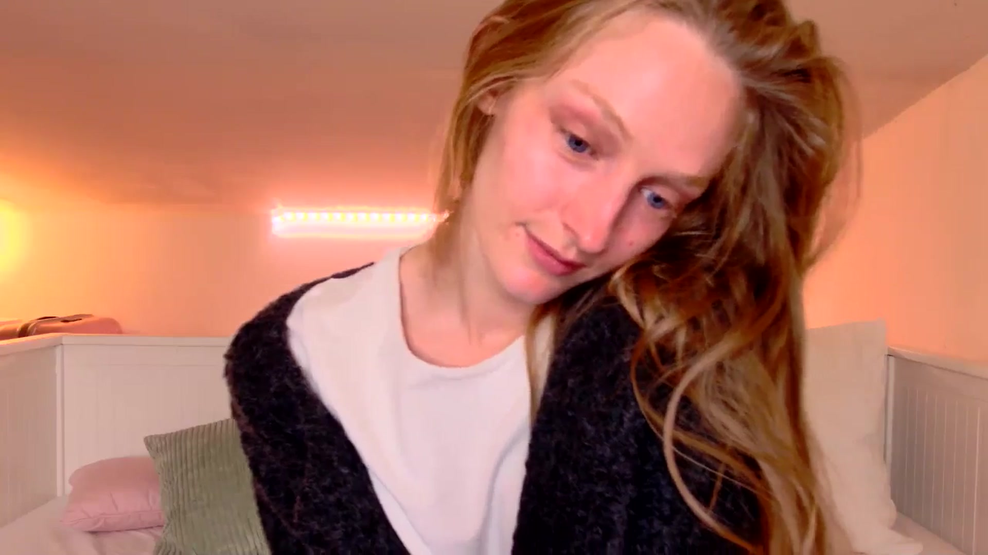 Gallery image thumbnail from Kinkywander's myfreecams stream on, 05/10/2025, 16:31 image 6 of 20