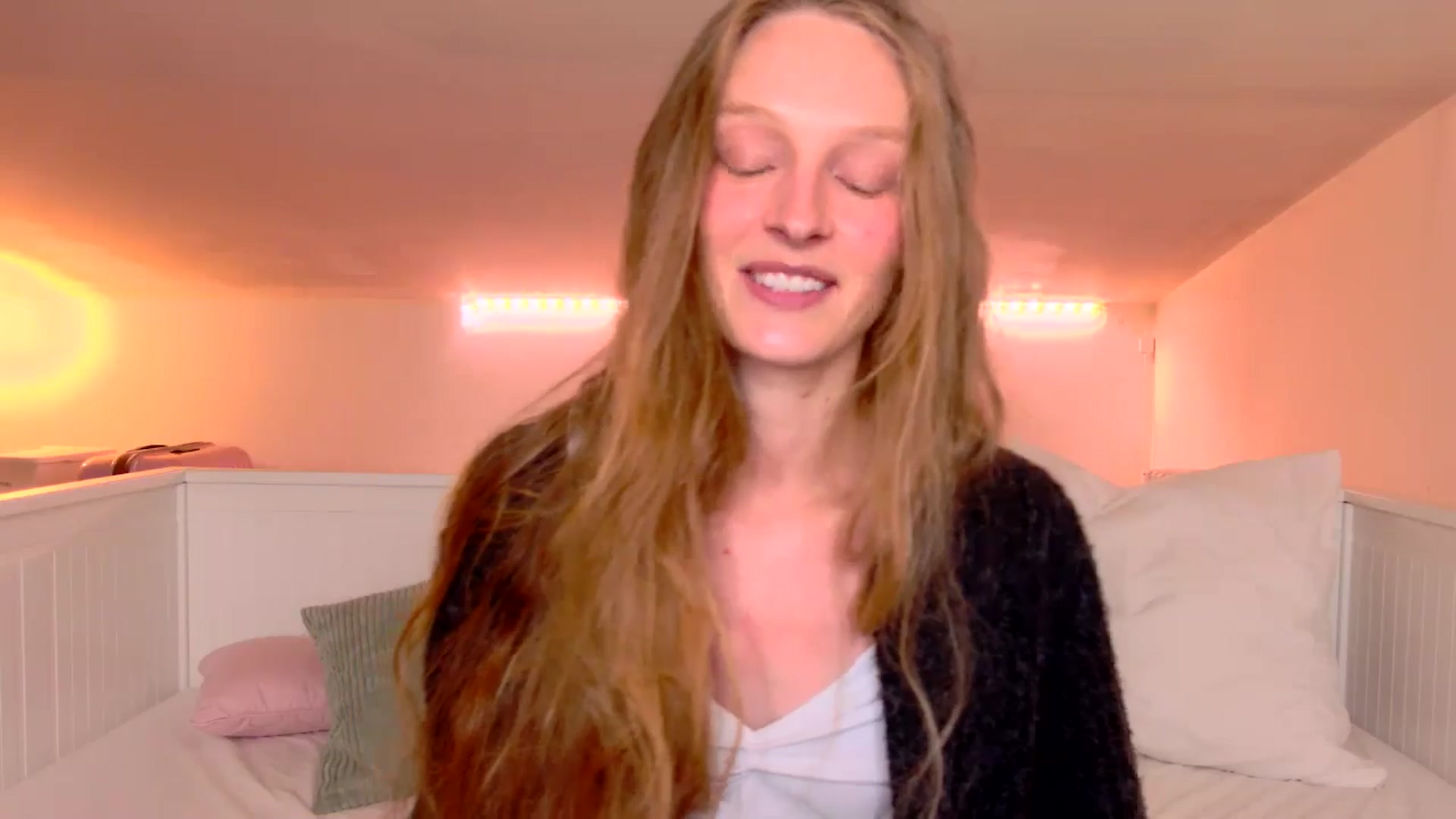 Gallery image thumbnail from Kinkywander's myfreecams stream on, 05/11/2025, 15:44 image 6 of 20