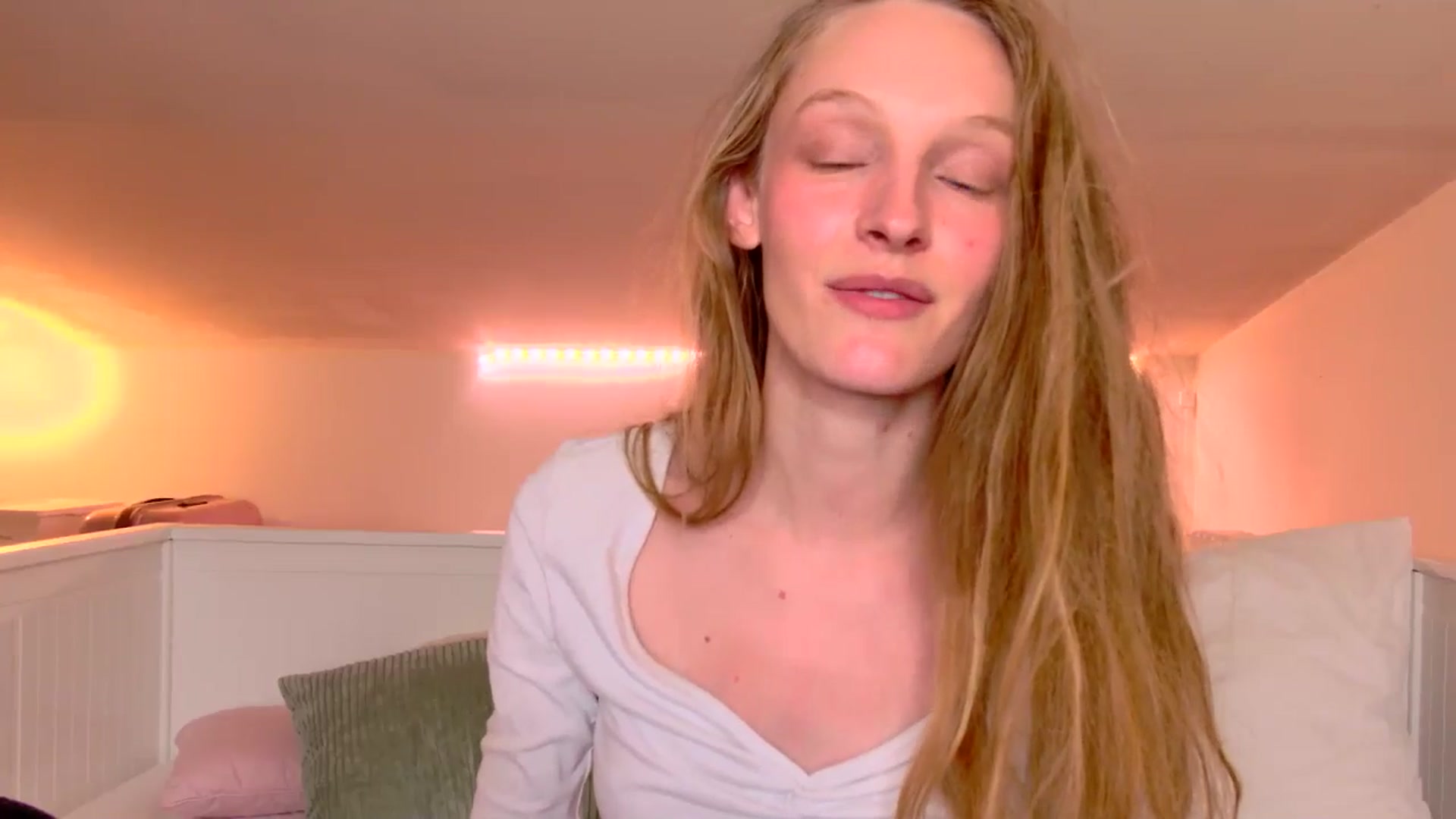 Gallery image thumbnail from Kinkywander's myfreecams stream on, 05/11/2025, 19:10 image 20 of 20