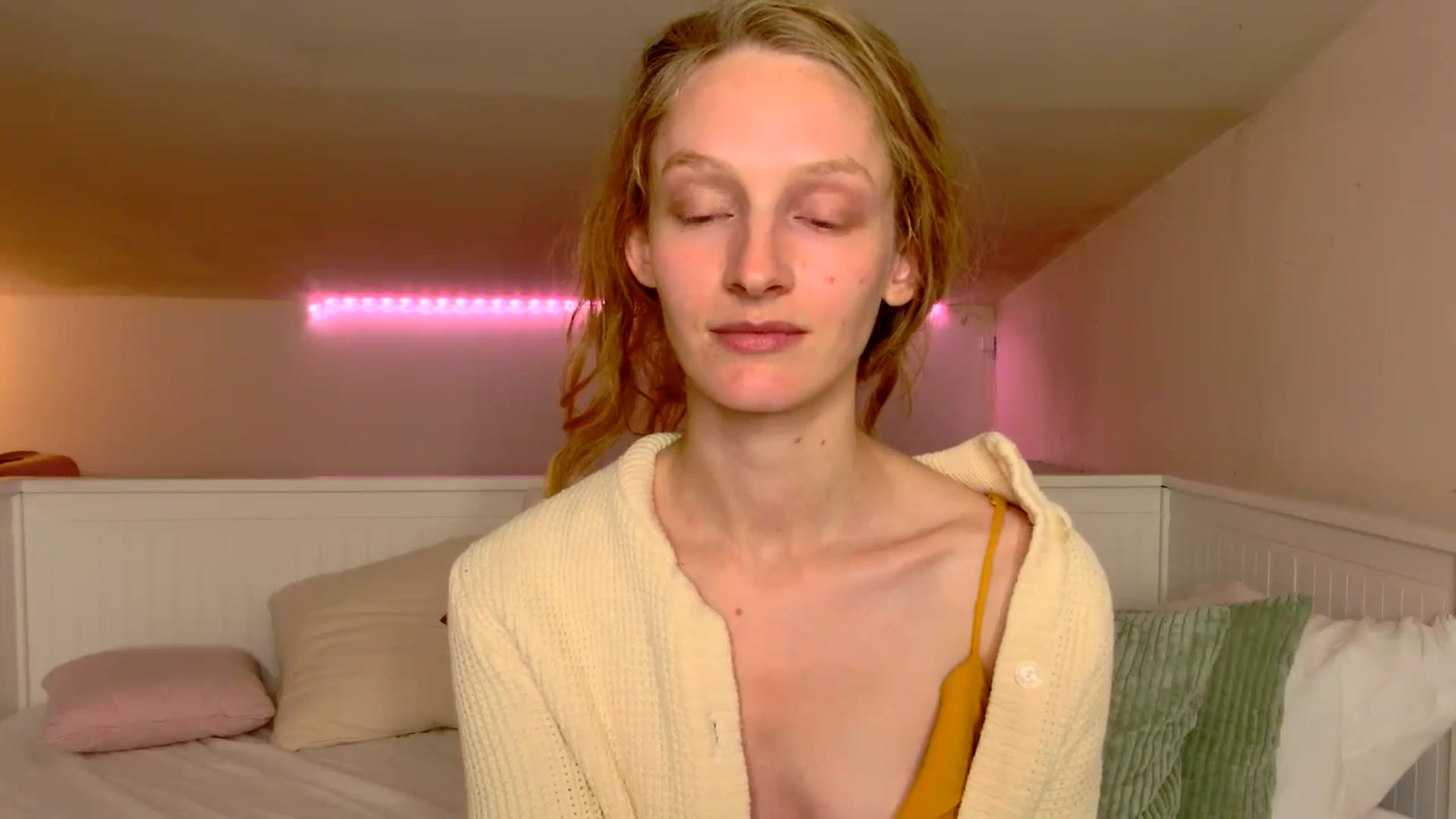 Gallery image thumbnail from Kinkywander's myfreecams stream on, 05/17/2025, 18:28 image 18 of 20