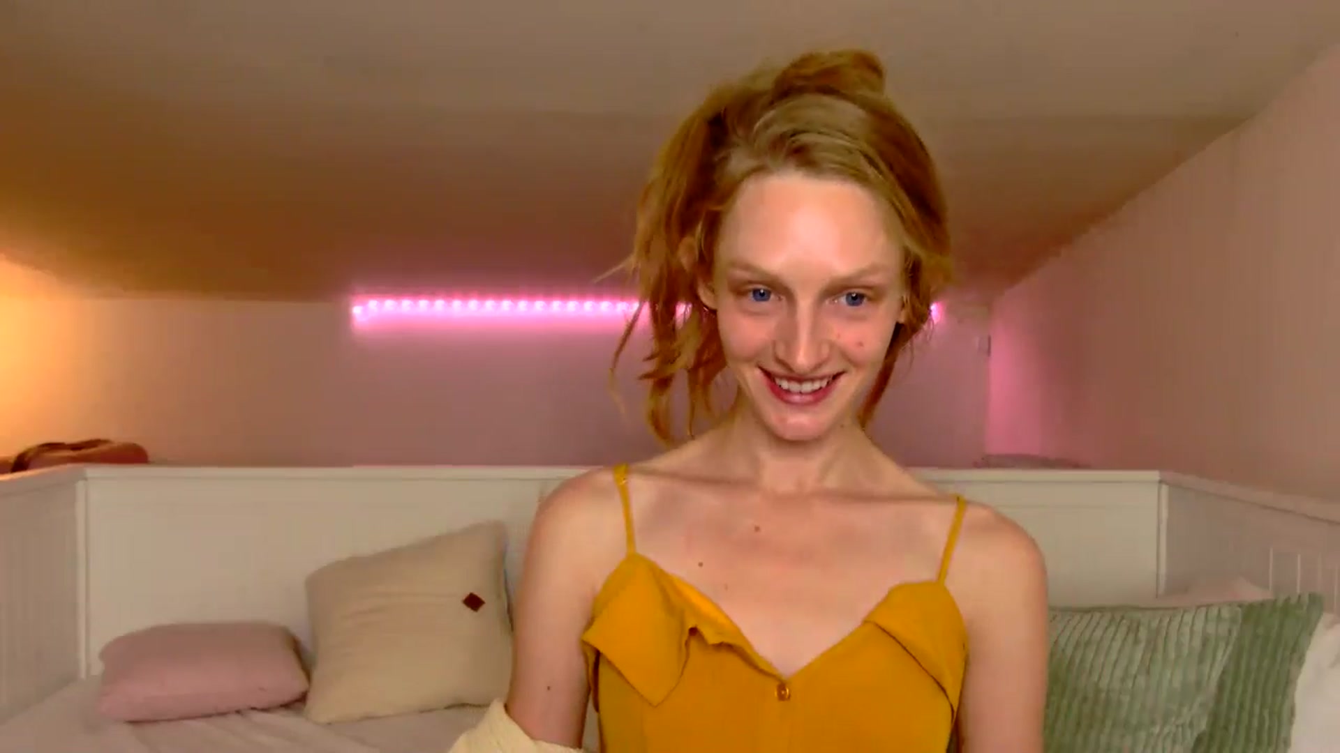 Gallery image thumbnail from Kinkywander's myfreecams stream on, 05/17/2025, 18:28 image 14 of 20
