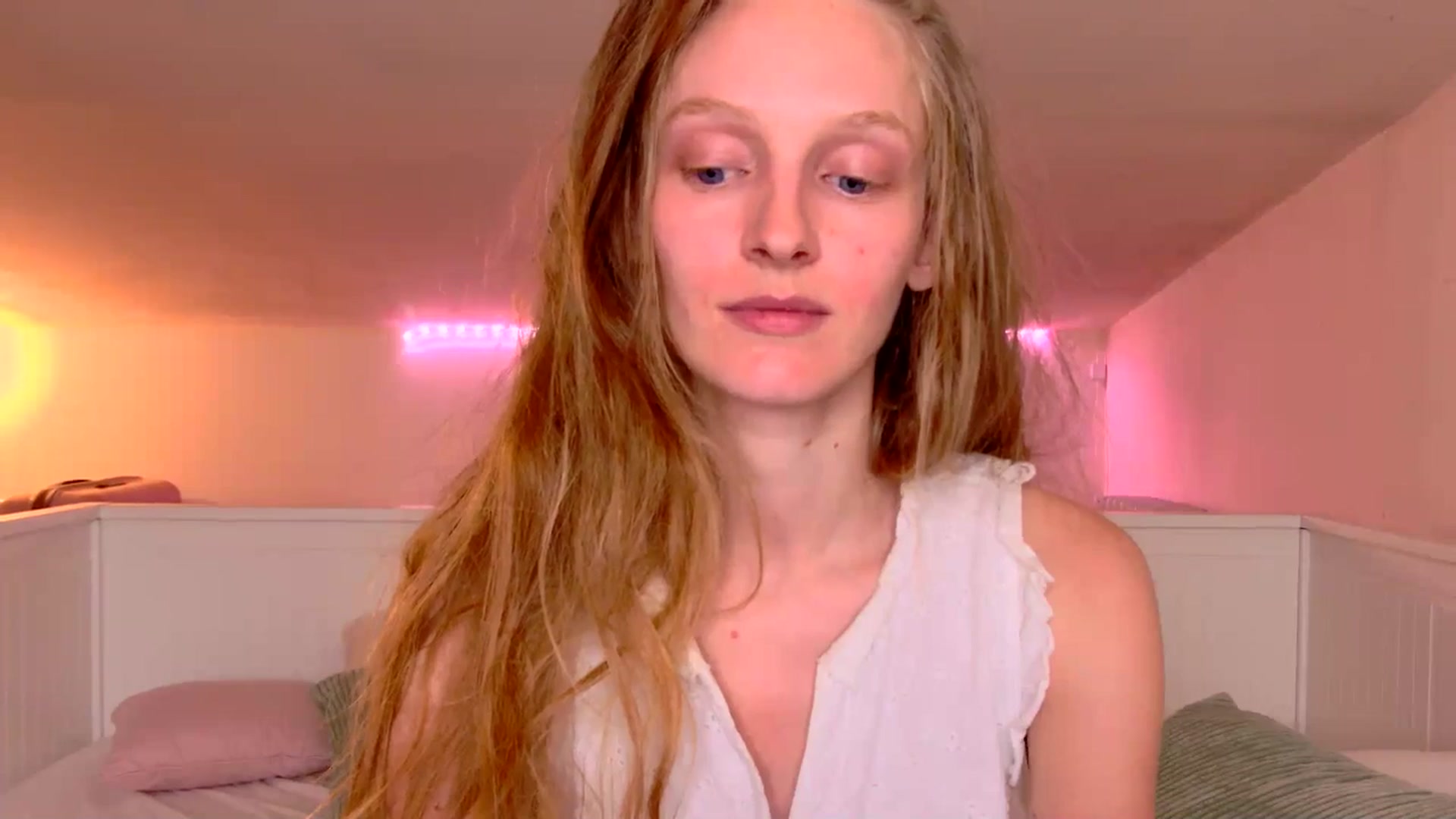 Gallery image thumbnail from Kinkywander's myfreecams stream on, 05/18/2025, 16:33 image 11 of 20