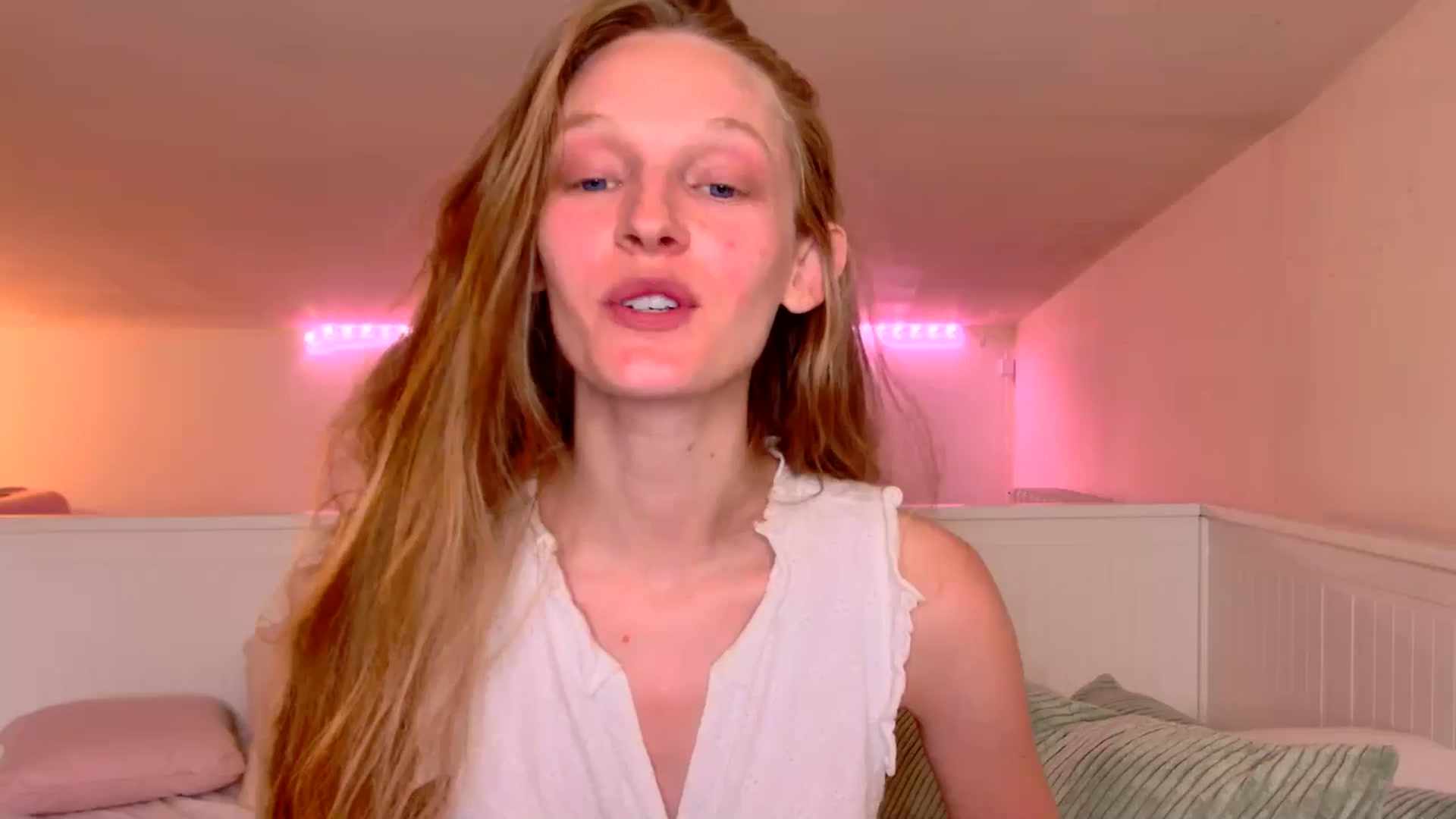 Gallery image thumbnail from Kinkywander's myfreecams stream on, 05/18/2025, 16:33 image 1 of 20