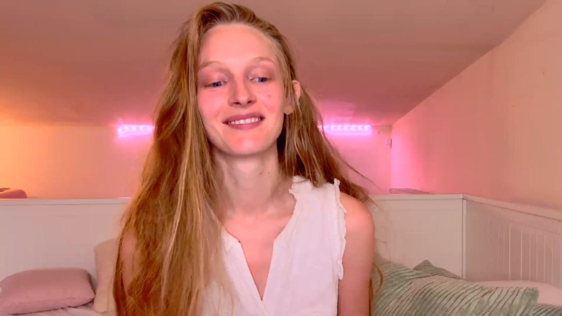 Gallery image thumbnail from Kinkywander's myfreecams stream on, 05/18/2025, 16:33 image 2 of 20
