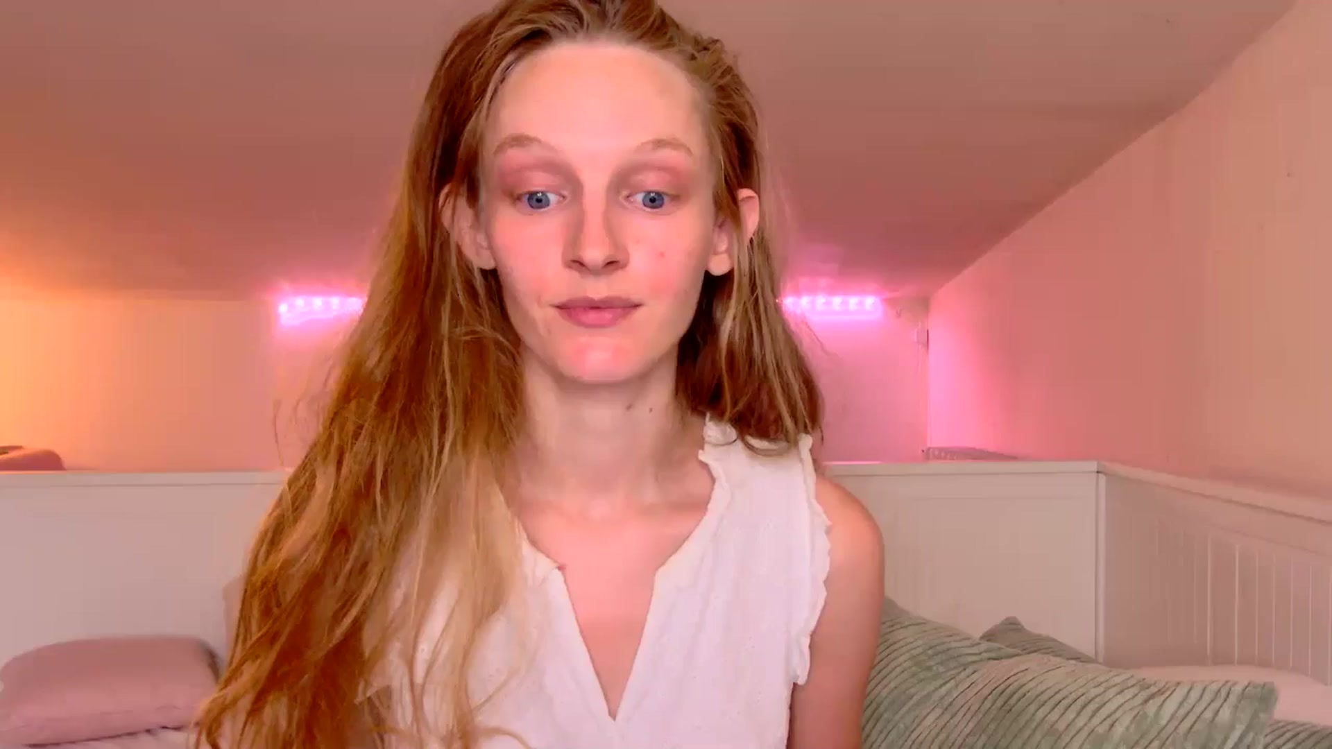 Gallery image thumbnail from Kinkywander's myfreecams stream on, 05/18/2025, 16:33 image 4 of 20