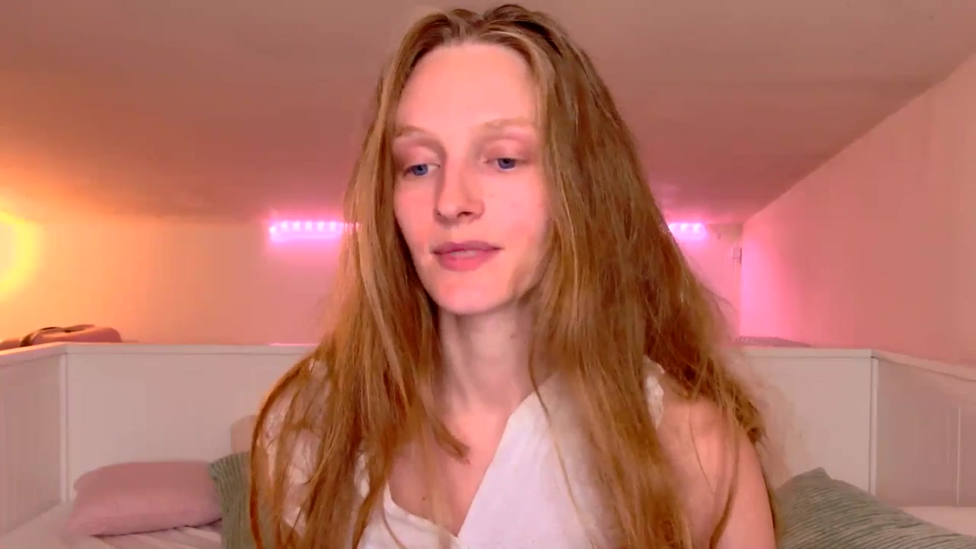 Gallery image thumbnail from Kinkywander's myfreecams stream on, 05/18/2025, 16:33 image 14 of 20