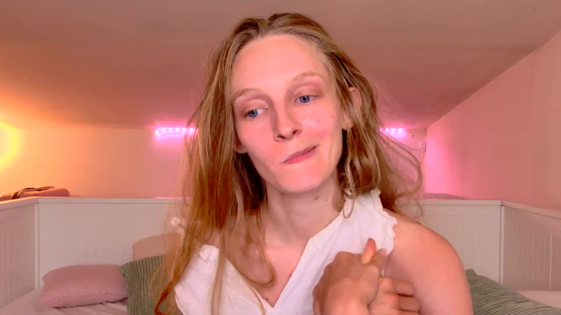 Gallery image thumbnail from Kinkywander's myfreecams stream on, 05/18/2025, 16:33 image 13 of 20