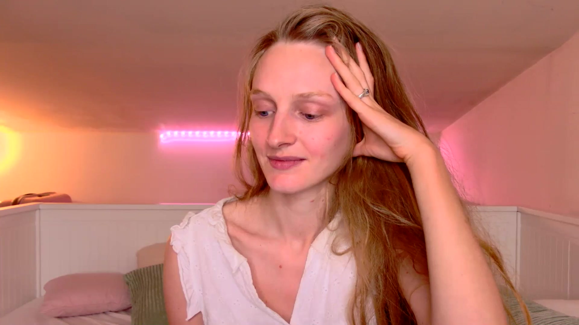 Gallery image thumbnail from Kinkywander's myfreecams stream on, 05/18/2025, 16:33 image 16 of 20