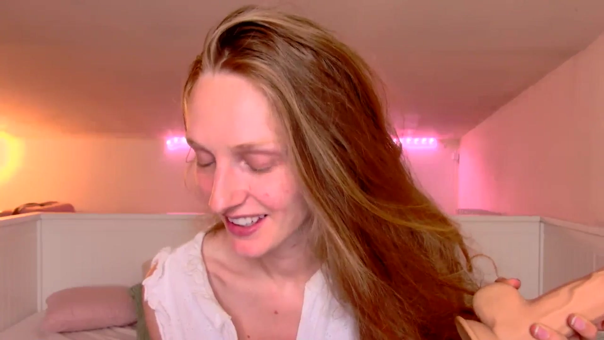 Gallery image thumbnail from Kinkywander's myfreecams stream on, 05/18/2025, 16:33 image 15 of 20