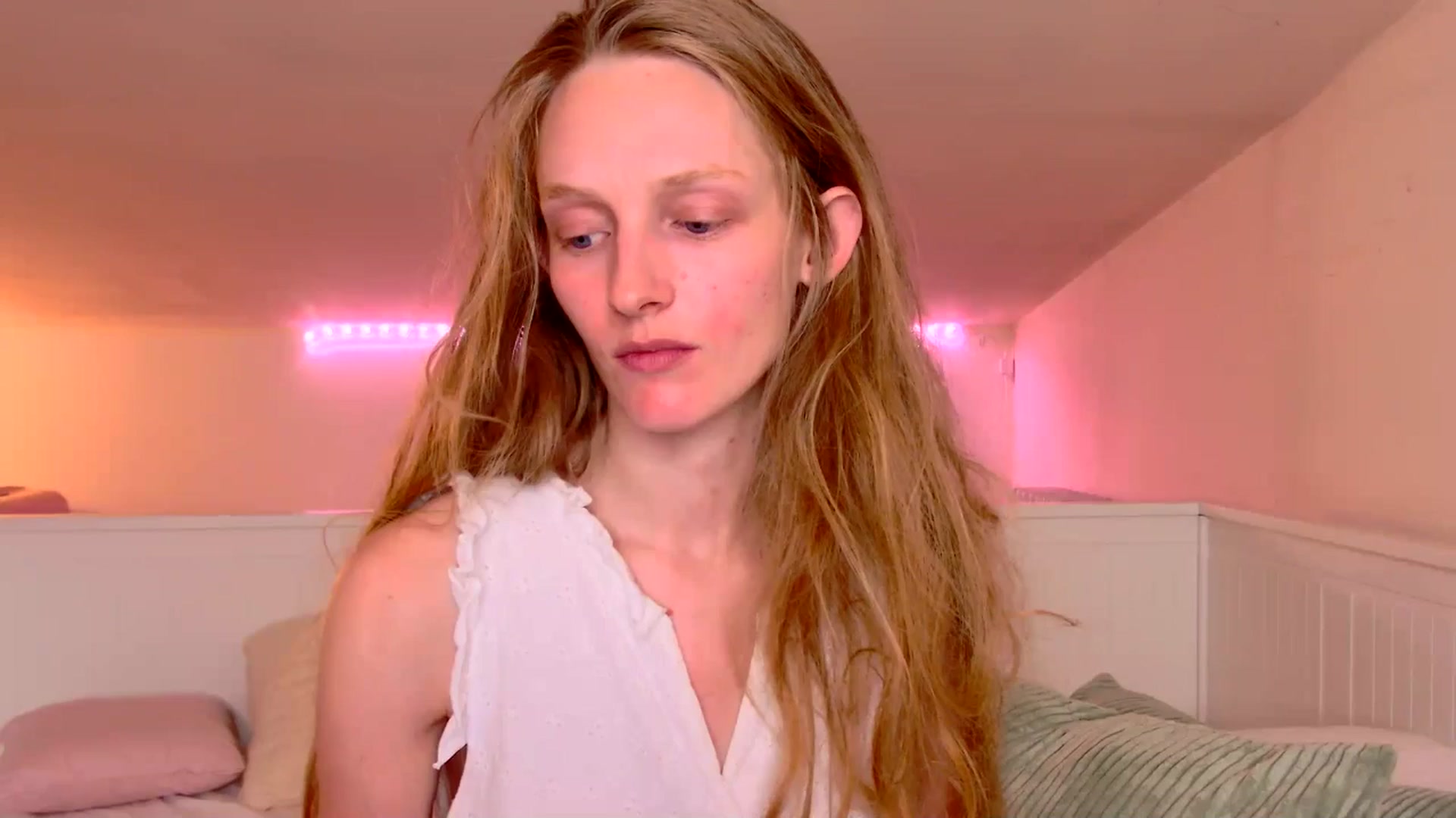 Gallery image thumbnail from Kinkywander's myfreecams stream on, 05/18/2025, 16:33 image 3 of 20