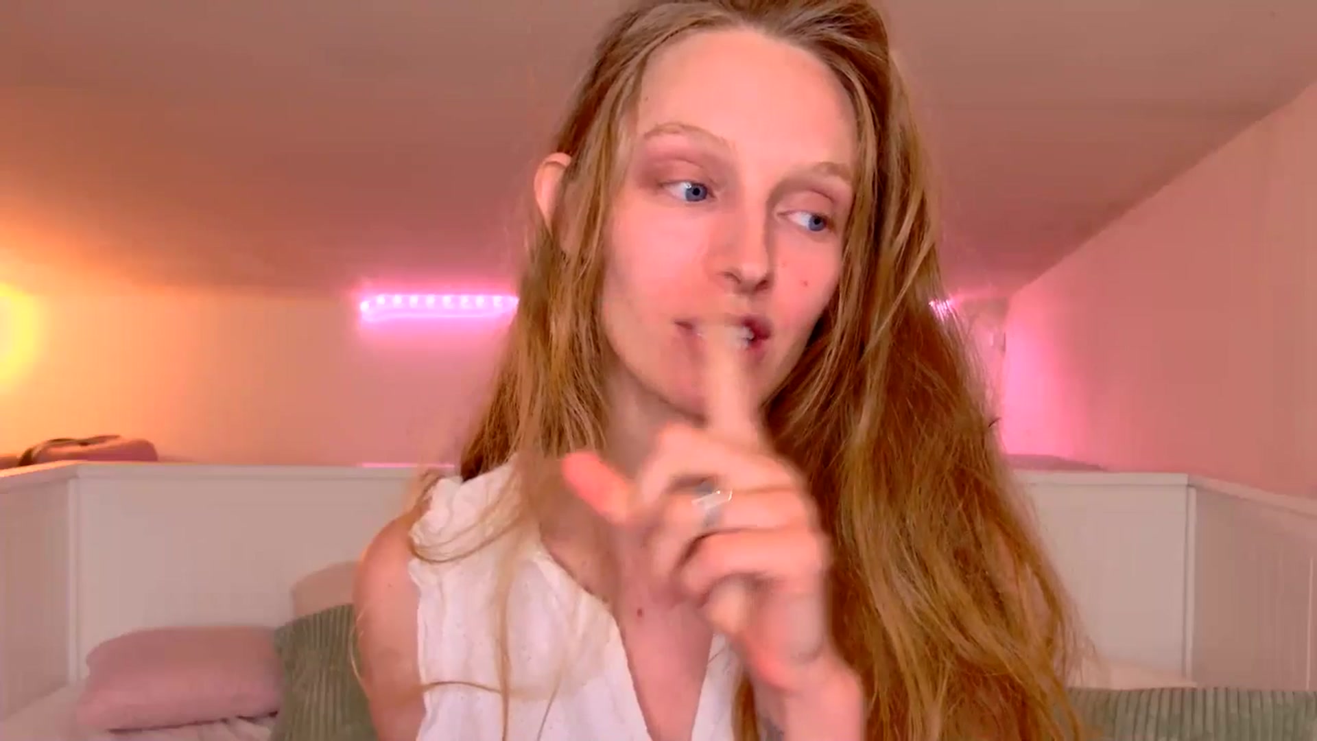 Gallery image thumbnail from Kinkywander's myfreecams stream on, 05/18/2025, 18:04 image 3 of 20