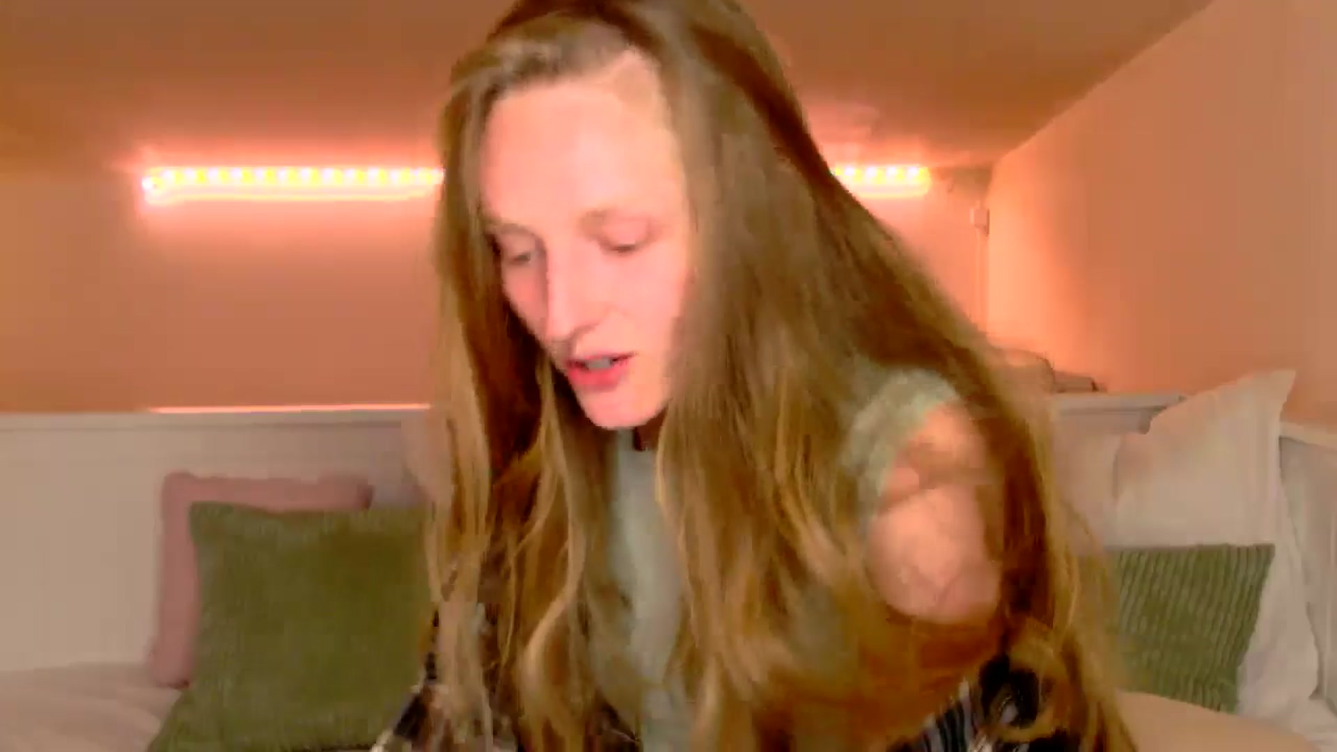 Gallery image thumbnail from Kinkywander's myfreecams stream on, 05/24/2025, 19:03 image 17 of 20