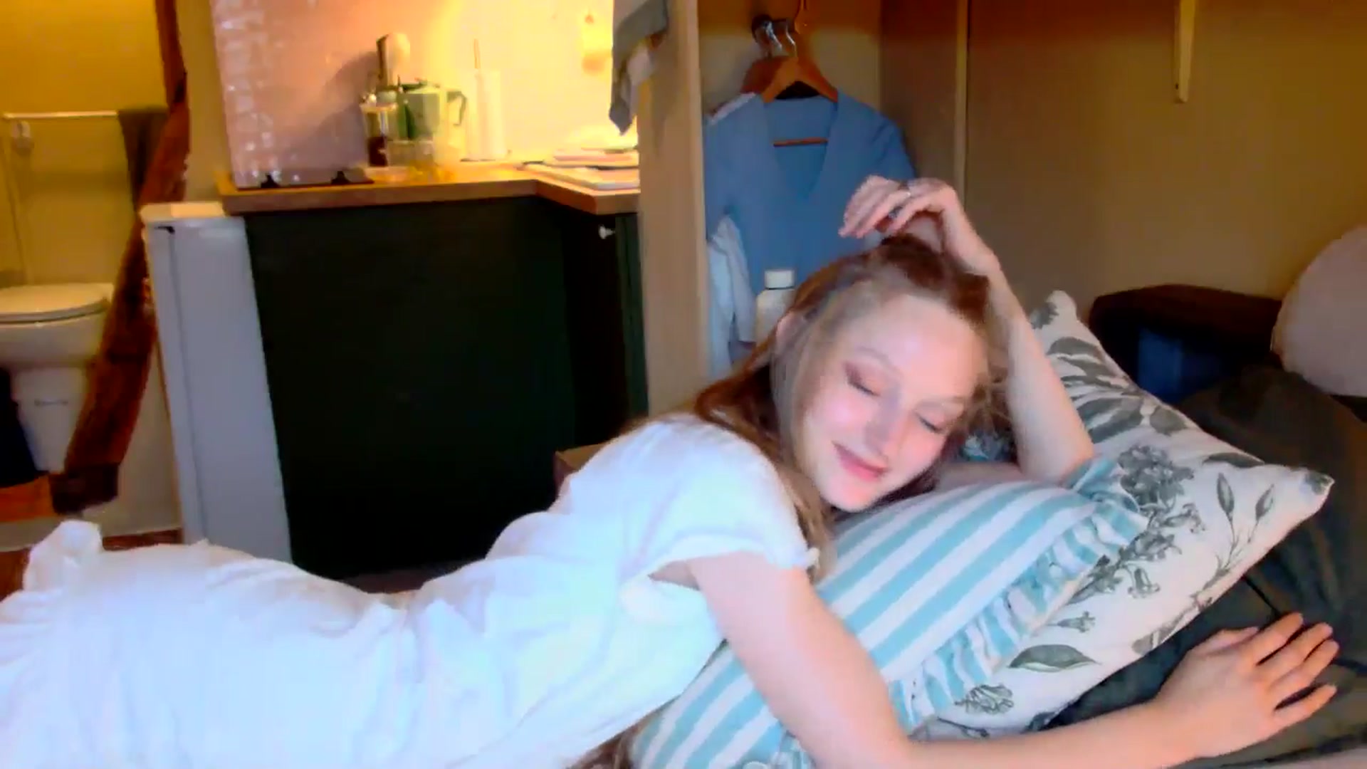 Gallery image thumbnail from Kinkywander's myfreecams stream on, 05/31/2025, 19:23 image 19 of 20