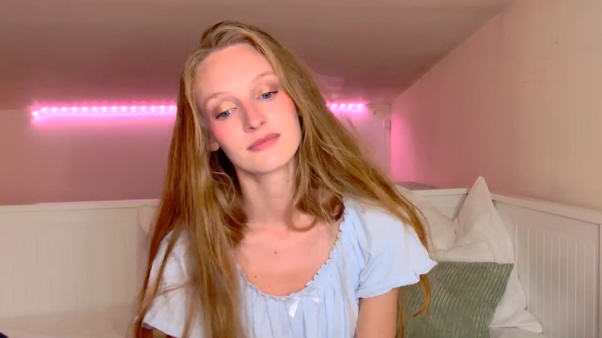 Gallery image thumbnail from Kinkywander's myfreecams stream on, 06/15/2025, 16:46 image 15 of 20