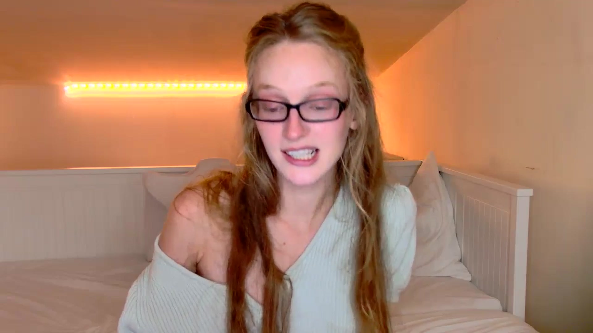 Gallery image thumbnail from Kinkywander's myfreecams stream on, 06/22/2025, 16:45 image 12 of 20