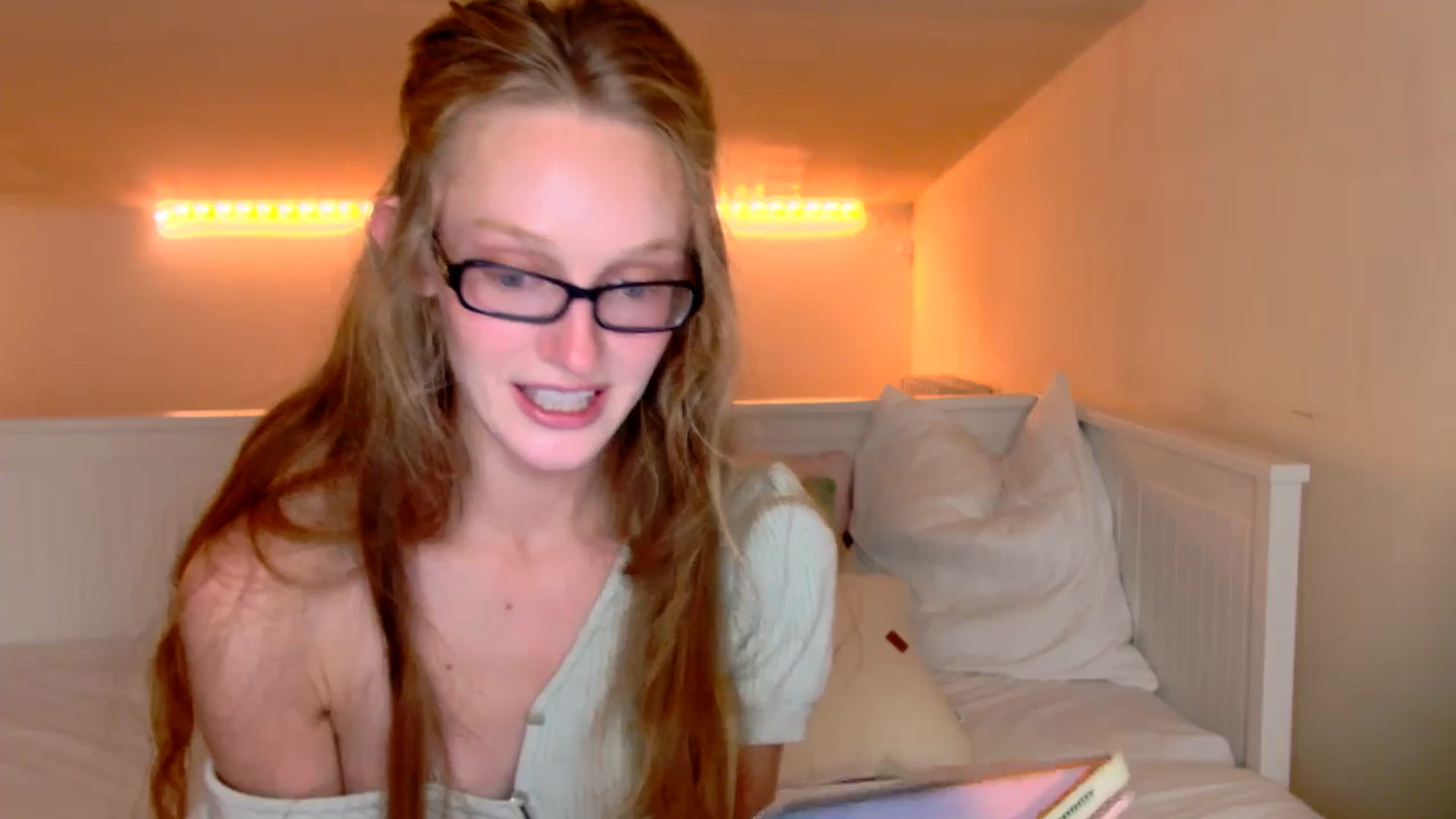 Gallery image thumbnail from Kinkywander's myfreecams stream on, 06/22/2025, 16:45 image 11 of 20