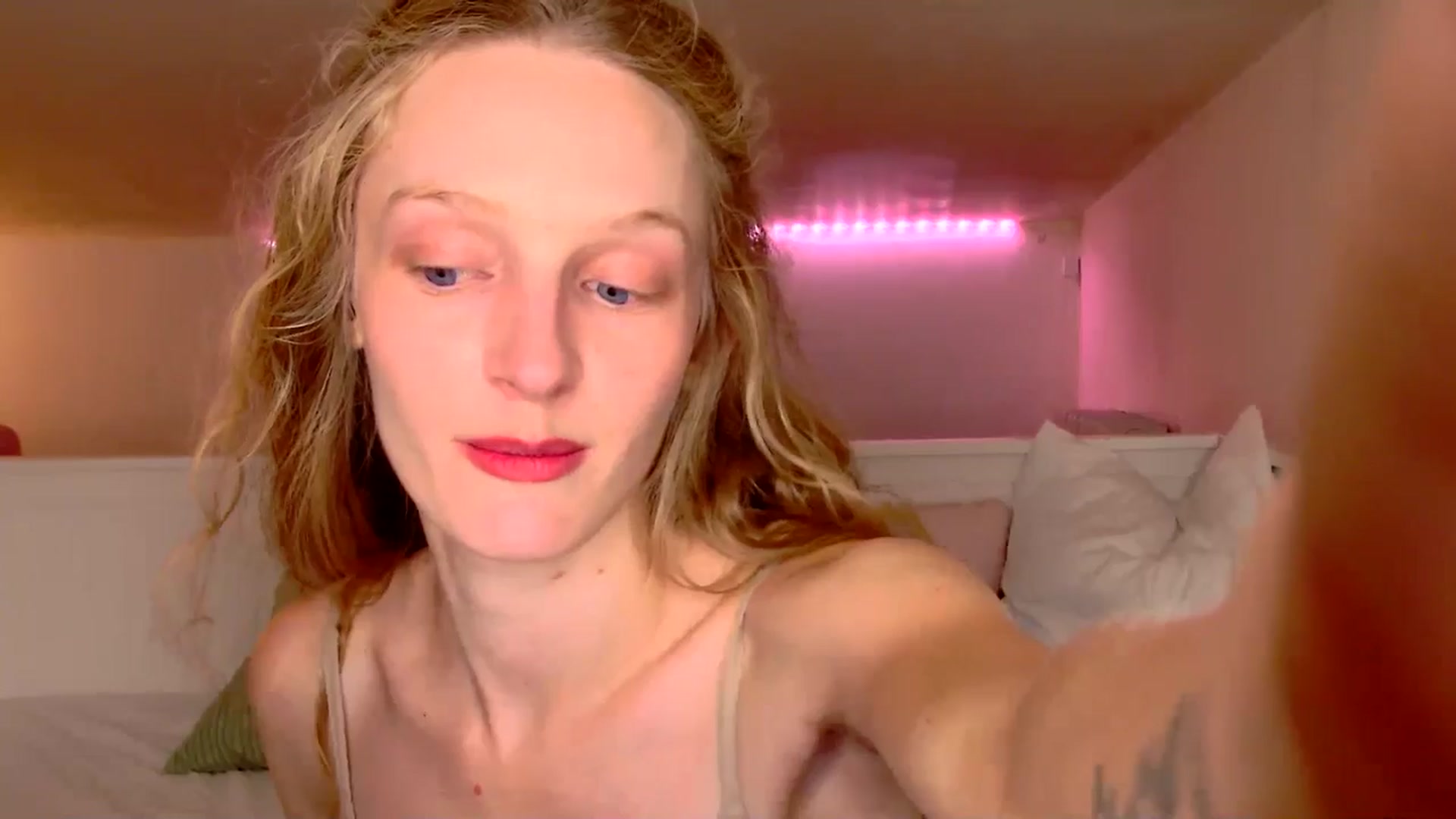 Gallery image thumbnail from Kinkywander's myfreecams stream on, 07/05/2025, 17:01 image 9 of 20