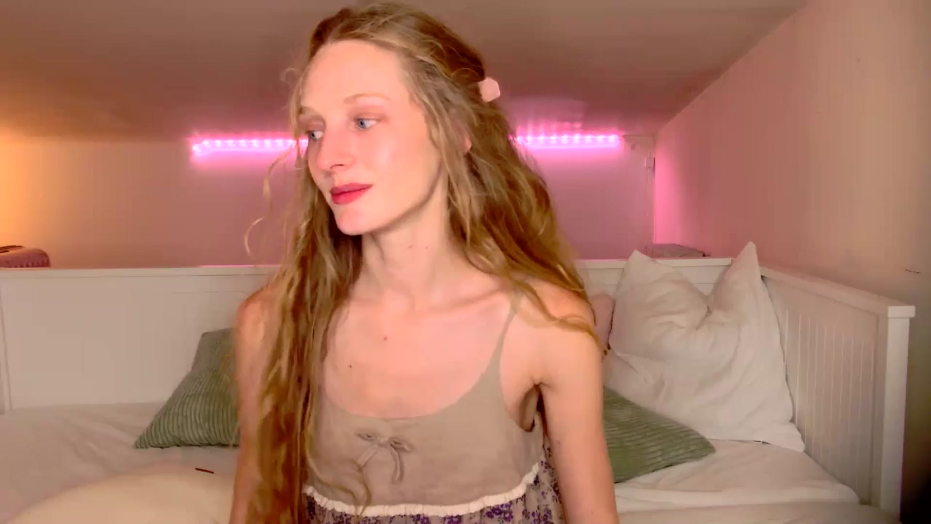 Gallery image thumbnail from Kinkywander's myfreecams stream on, 07/05/2025, 17:01 image 13 of 20