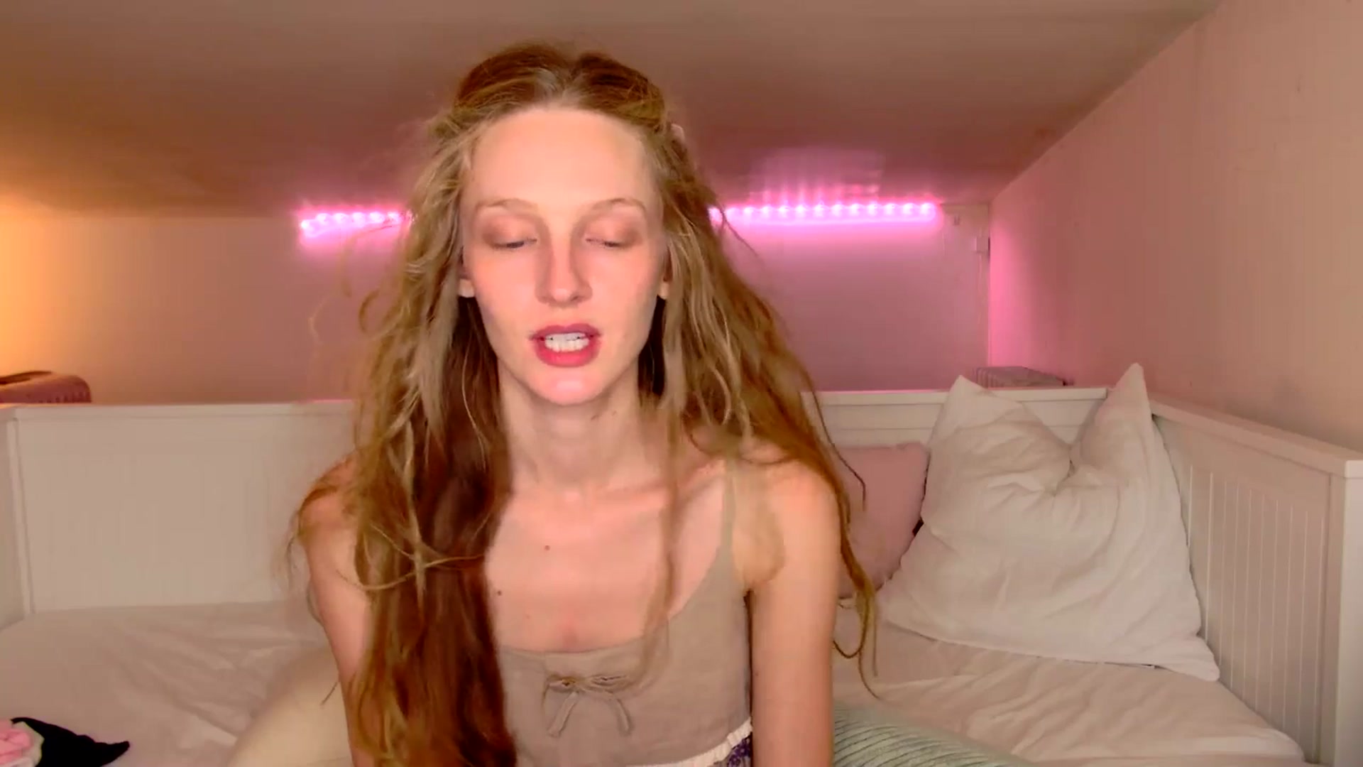 Gallery image thumbnail from Kinkywander's myfreecams stream on, 07/05/2025, 17:01 image 17 of 20